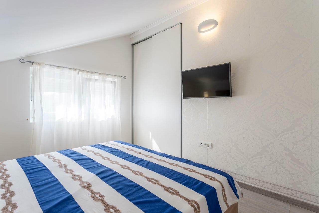House Luce With Pool Apartment Cisla ภายนอก รูปภาพ